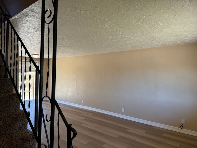 Building Photo - 2 bedroom 1.5 bath duplex in Thurston!