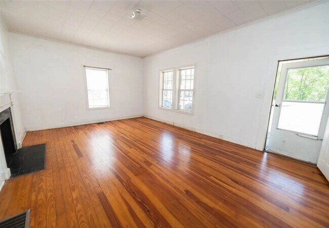Building Photo - Comfortable Living in a Convenient Location