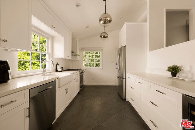 Building Photo - 3414 N Knoll Dr