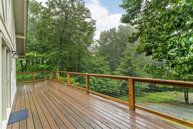 Foto del edificio - 1028 Charter Hills Rd