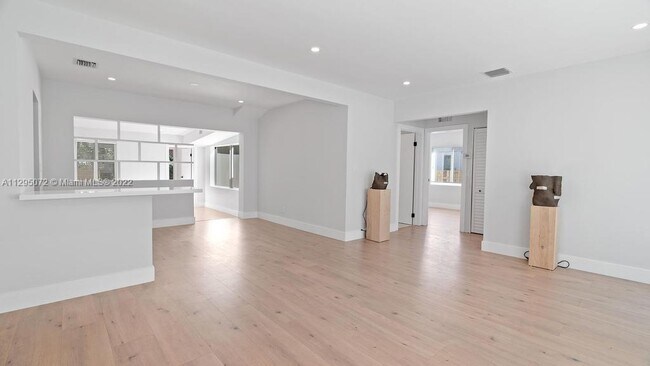 Building Photo - 211 NE 43rd St