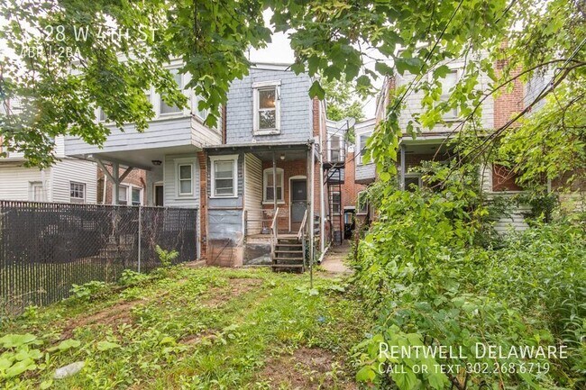 Building Photo - 4 BEDROOMS & 1.5 BATHS