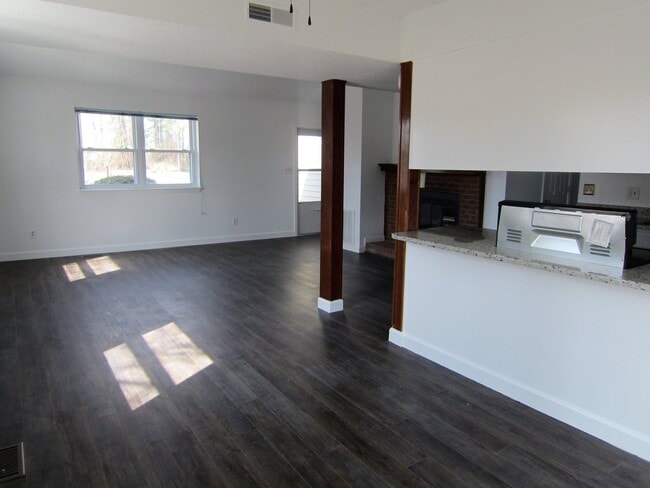 Building Photo - 3 BR / 2 BA home in Gated Community of Fai...