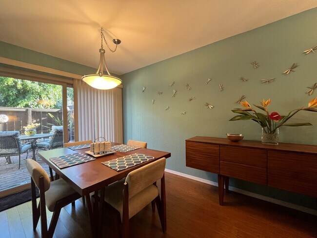 Foto del edificio - FURNISHED Charming 2-Bedroom, 1.5-Bath Con...