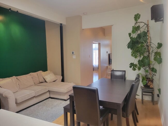 Building Photo - 5560 R. Saint-Denis