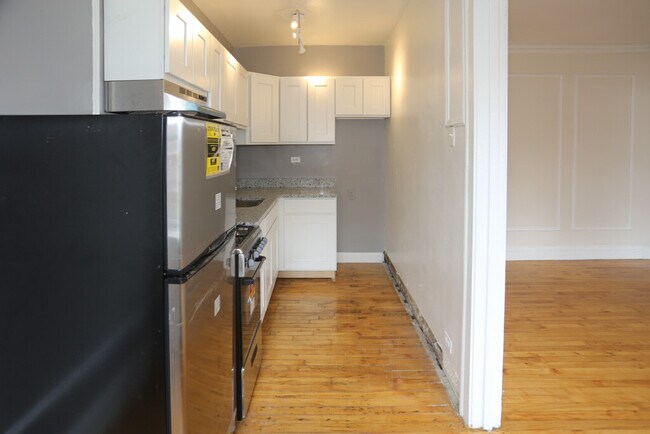 Building Photo - 5516 N Kenmore Ave