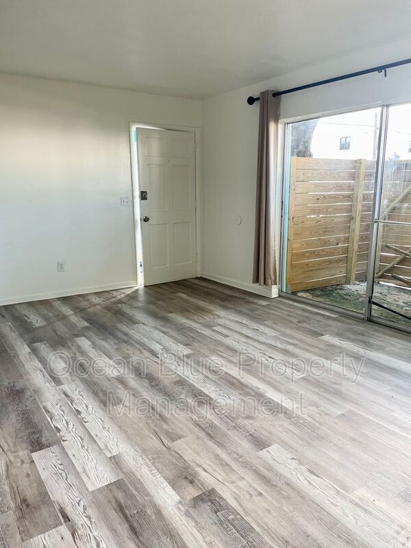 Building Photo - 401 S Fernwood Ave