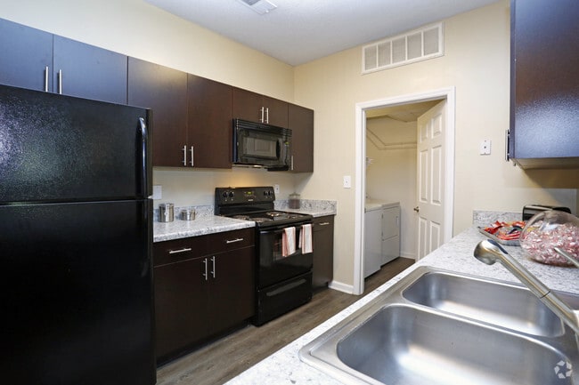 2BR, 2BA - 1106sf Pritchell- Kitchen - The Willow Apartments