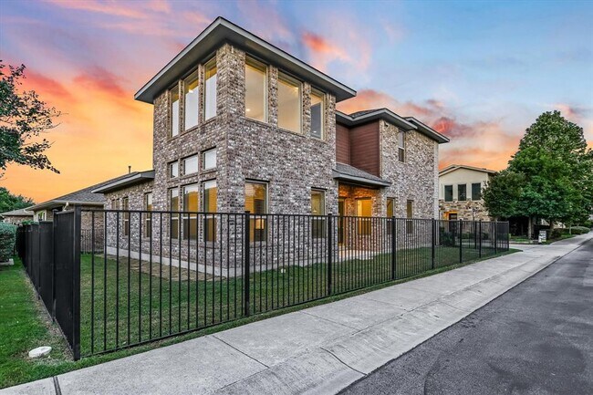 Building Photo - 301 Jeffrey David Ln W