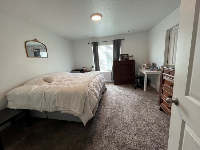 Building Photo - 2804 N Airmen Ave