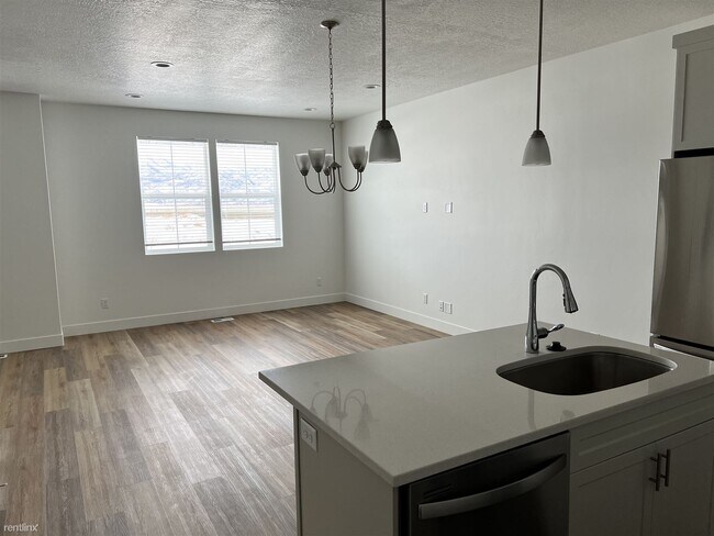 Foto del edificio - 4 br, 3.5 bath Townhome - 2025 South Sawmi...