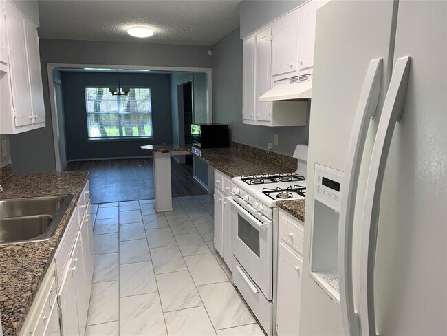 Foto del edificio - 10015 Woodland Village Dr