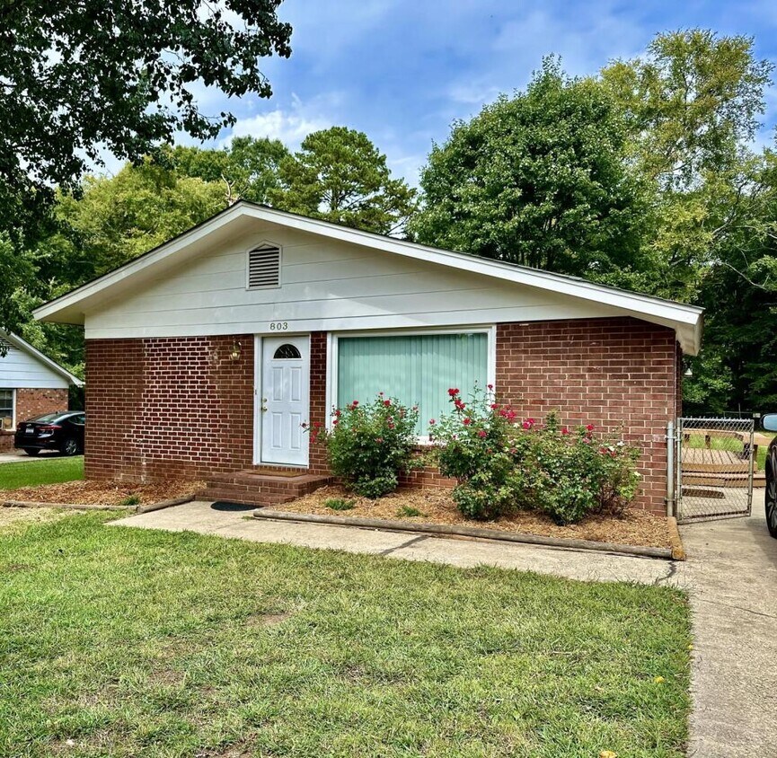 Foto principal - 803 E John St
