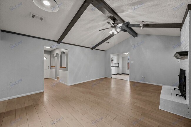 Foto del edificio - Spacious & Stylish 3/2 Gem Near the Lake!