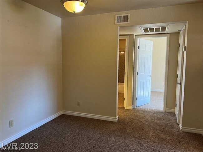 Foto del edificio - 5295 Indian River Dr