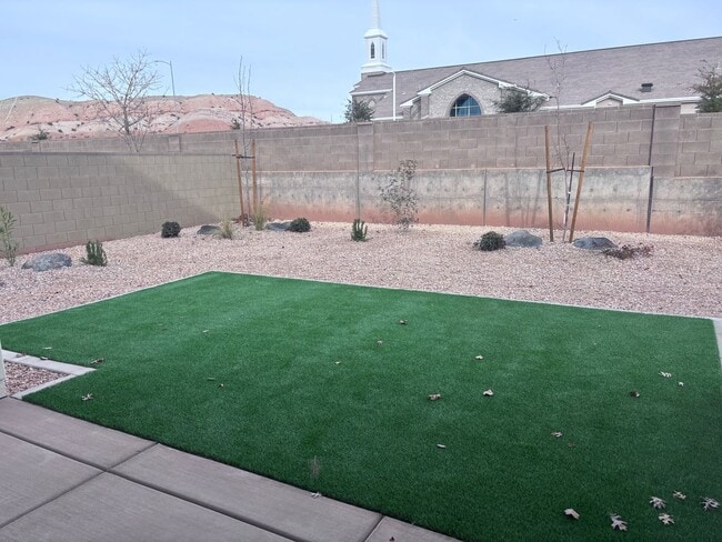 Building Photo - Beautiful New Home with access to community pool