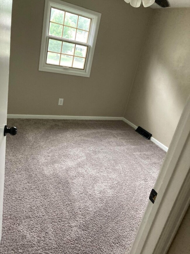 Building Photo - Don’t Miss This 5 Bedroom 2.5 Bath Home fo...