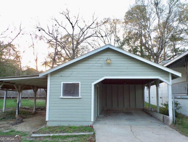 Foto del edificio - 2425 Elm Dr