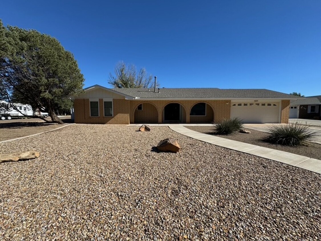 Foto principal - Comfy & Spacious 3 Bed Home! Mesa School D...