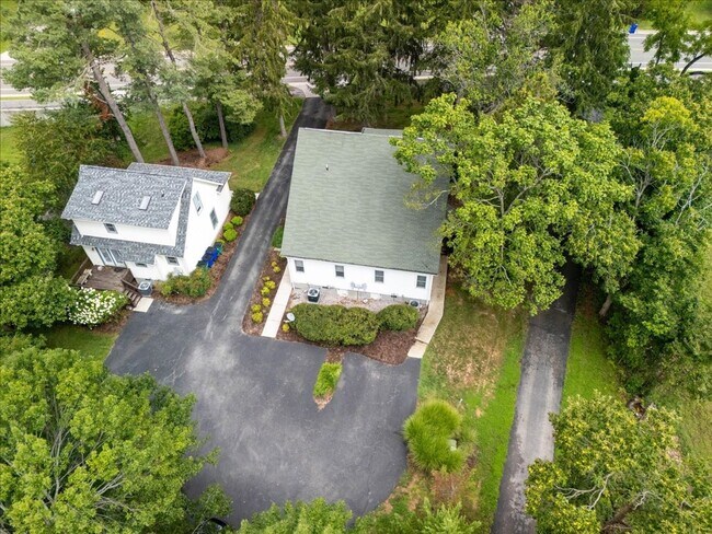 Foto del edificio - Spacious 3BR Townhome by the Bus Stop