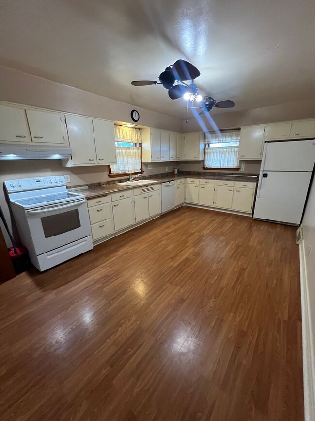 Building Photo - Indian Hills 3 Bedroom 1.5 Bath