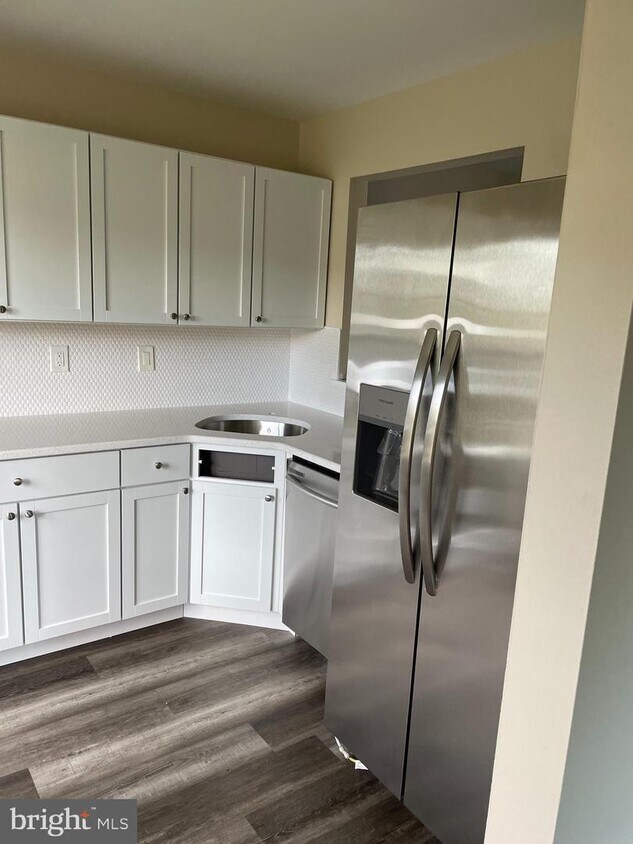 404 Atlanta Court, Washington Township, NJ 08080 Room for Rent in