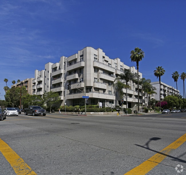 Building - 553 S St Andrews Pl