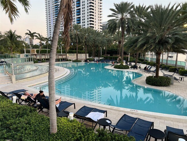 Foto del edificio - 1500 Bay Dr E