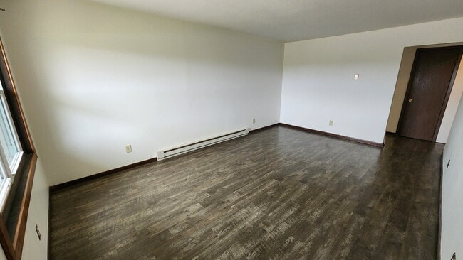 Building Photo - 3 Bedroom Duplex Month to Month or 6 Month...