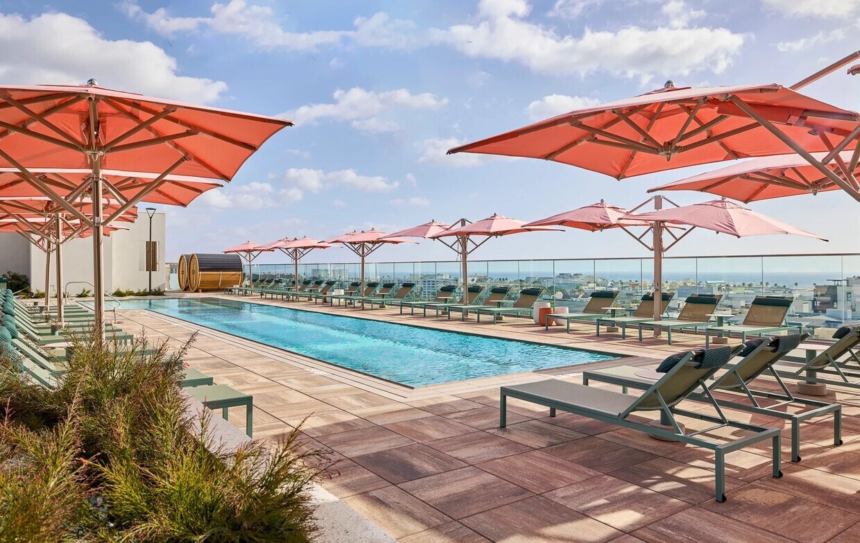 La piscina y la terraza - 700 Broadway