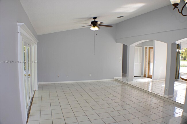 Building Photo - 5135 Beechwood Rd