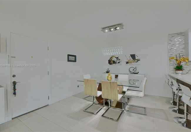 Foto del edificio - MUST READ: This rental is available for a roommate occupancy. The master bedroom is vacant, while...
