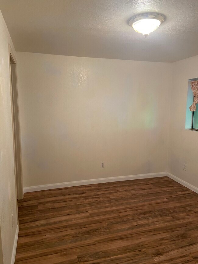 Small room - $1000 - 168 Santa Barbara Ave