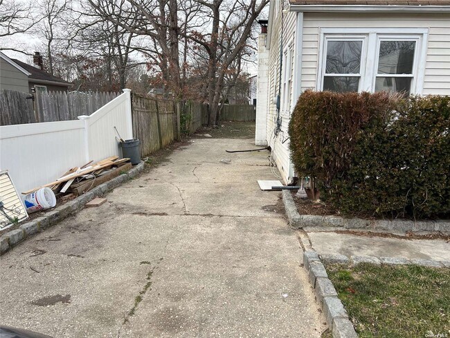 Building Photo - 43 Brushwood Dr