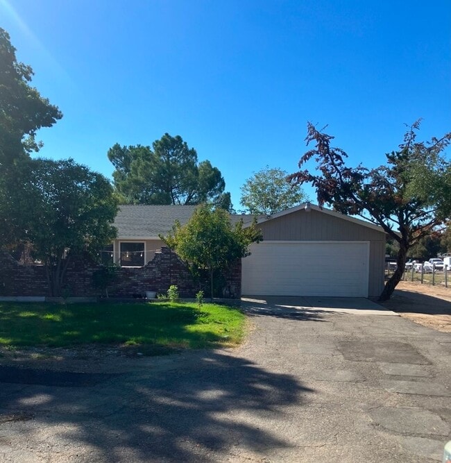 Building Photo - 4635 Jardine Rd