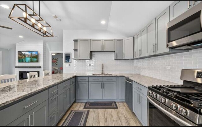 Foto del edificio - 14928 Walnut Dr