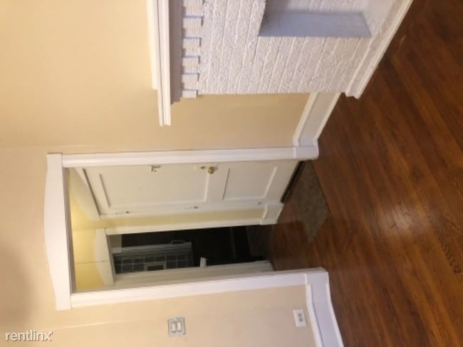 Building Photo - 1 br, 1 bath Apartment - 1751 W. Catalpa