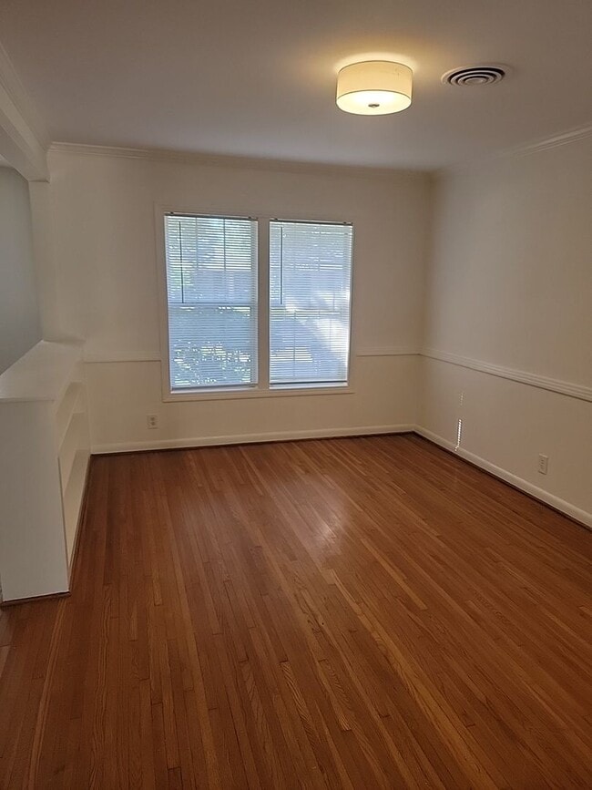 Building Photo - 3 bedroom 2 bathroom with 1 bedroom house in back