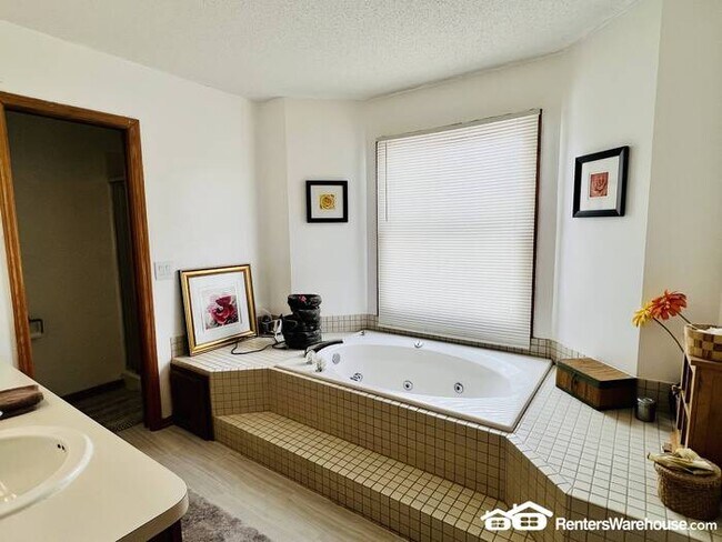 Building Photo - 4 bed, 3 bath Split level in EP