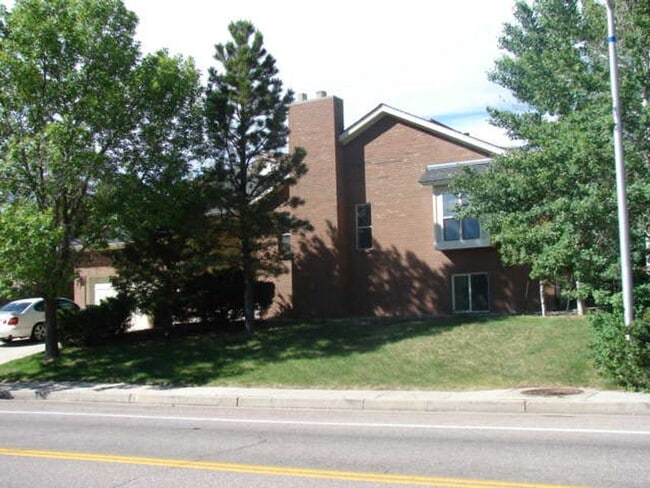Foto del edificio - Beautifully Updated 5 Bedroom Rockrimmon Ranch Home Backing to Open Space