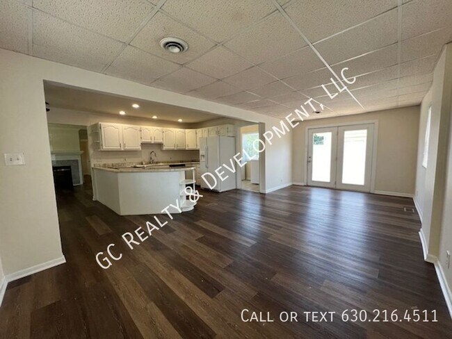 Building Photo - ***HOFFMAN ESTATES RANCH / 3 BDRM - 2 BTH ...