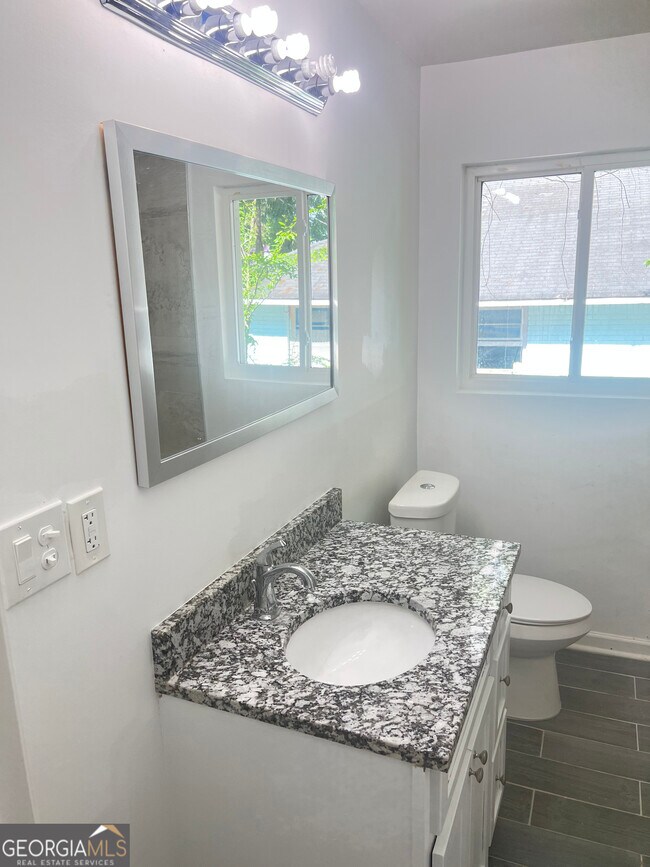 Building Photo - 1255 Pine Ave