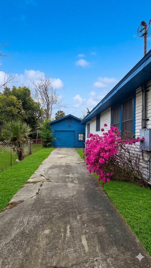 Foto del edificio - Affordable 3 Bed in Jacksonville. Bonus Room. Fenced in yard. Garage + Modern Bathroom