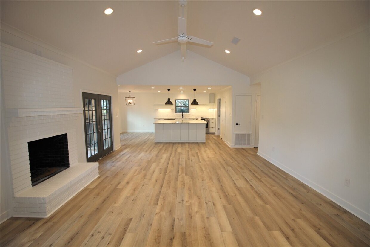 Primary Photo - 411 Turtle Creek Dr
