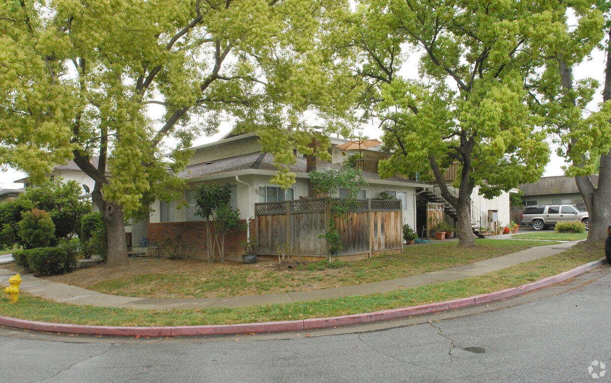 Building Photo - 680 W Valley Dr