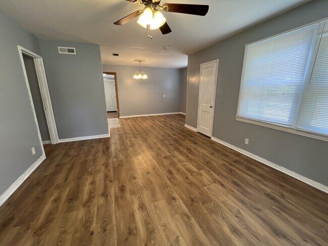 Foto del edificio - 2452 Ridge Rd