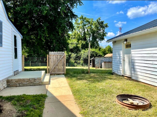 Foto del edificio - AVAILABLE NOW. 2 bed/1 bath SINGLE FAMILY HOME with fenced yard!