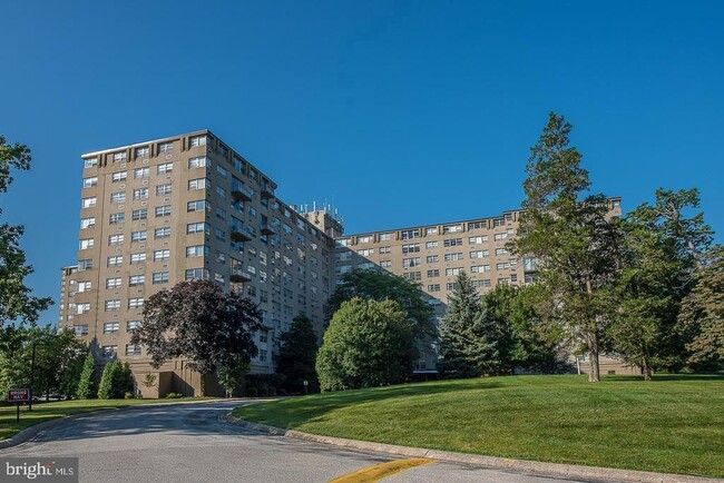 Building Photo - 1030 E Lancaster Ave