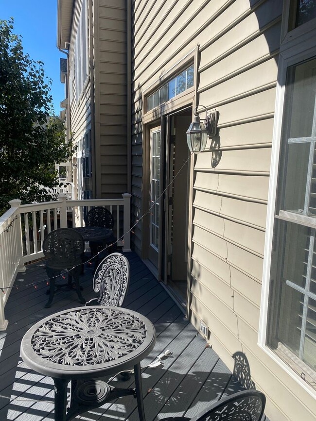 Building Photo - 3 Bedroom Townhome in Sterling, with a lar...