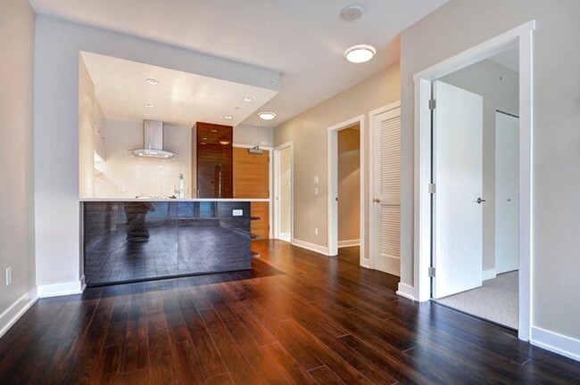 Photo du bâtiment - 1777 7th Av W